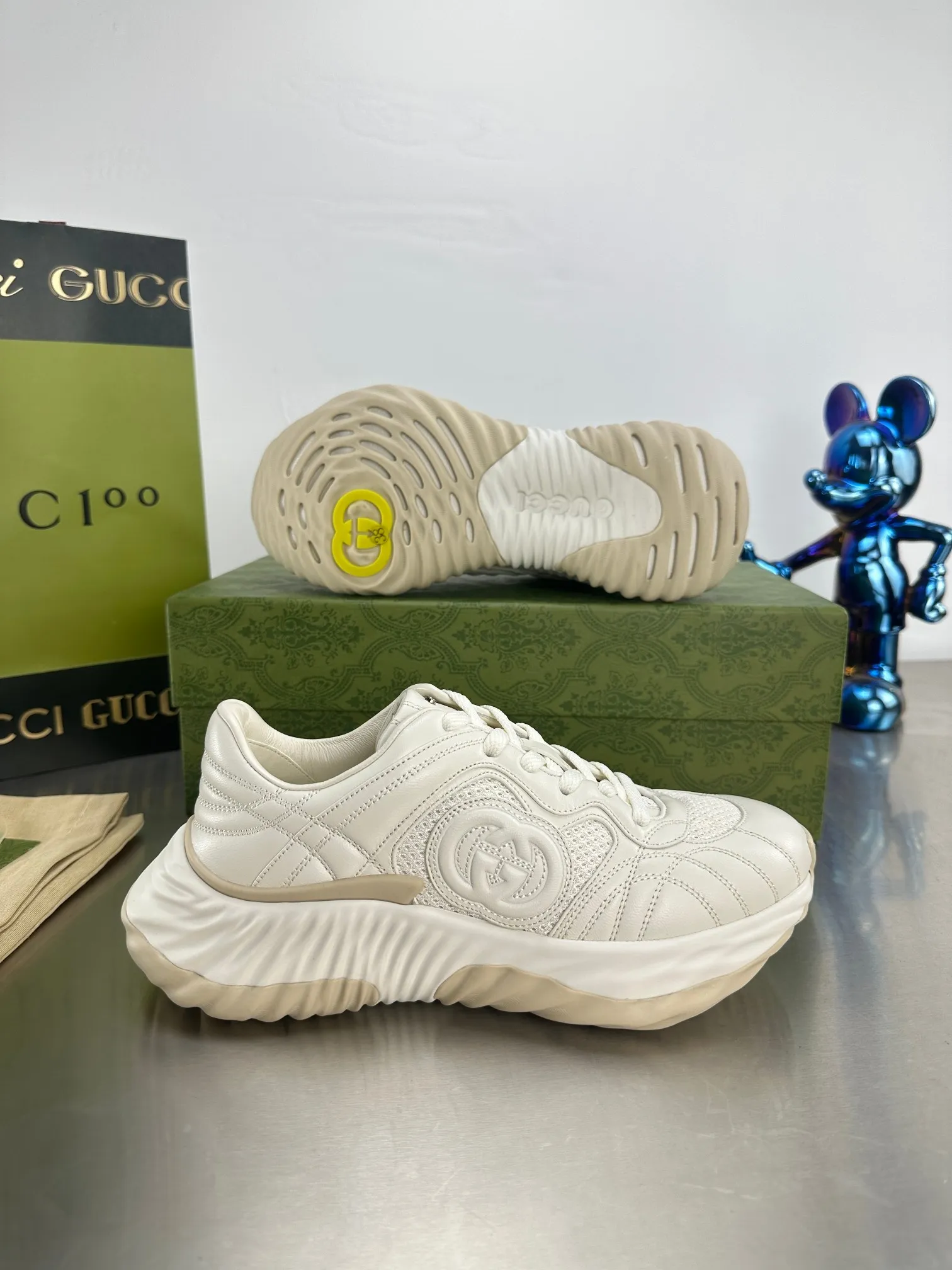 👟👟Ex-factory price 800👟👟 Top version 🔝Purchased and developed from the original version. This new sneaker adopts a thick-soled design, with stitched sheepskin upper and breathable mesh. Show full sense of technology. The 3D effect interlocking double G leather patch and Gucci letter metal accessories, two brand logo details, inject a dazzling texture into the overall design. The details are more substantial! ...